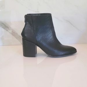 STEVE MADDEN Julianne Pointy toe Faux leather embossed Heeled booties si…